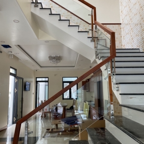 THI CÔNG LAN CAN CẦU THANG KÍNH TẠI ĐỨC HÒA, TÂY NINH