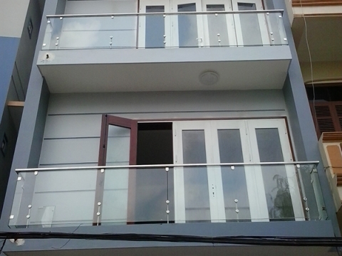 THI CÔNG LAN CAN CẦU THANG KÍNH TẠI ĐỨC HÒA, TÂY NINH
