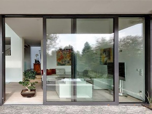 Thi Công Cửa Kính Lùa Nhôm Kính Thành Tài hoàn thiện cho nhà ở showroom và văn phòng