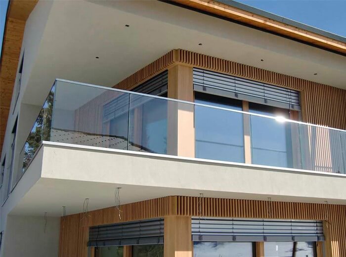Nhôm Kính Thành Tài thi công Lan Can Kính kết hợp trụ inox và tay vịn