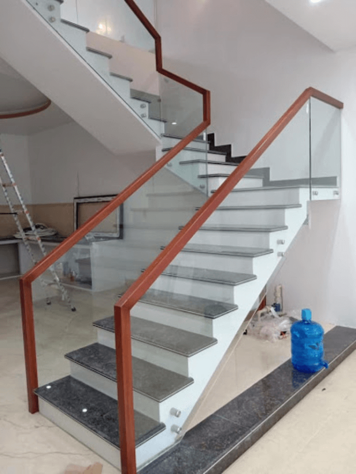 Thi Công Cầu Thang Kính Nhôm Kính Thành Tài Phụ Kiện Chân Trụ Inox 304 Tại Xưởng