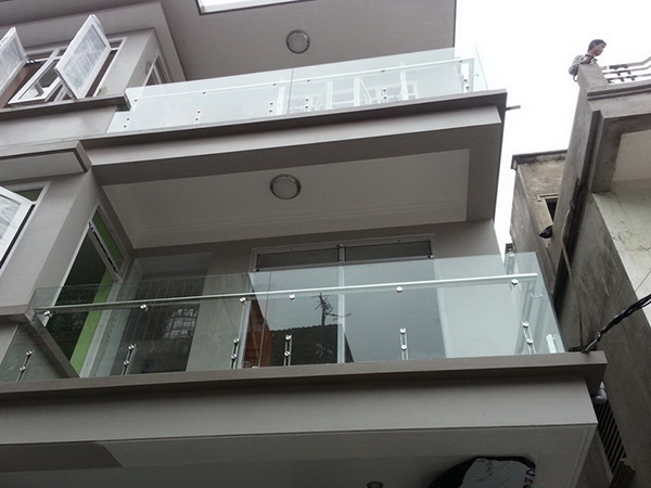 Thi Công Lan Can Kính Nhôm Kính Thành Tài hoàn thiện cho nhà phố và biệt thự