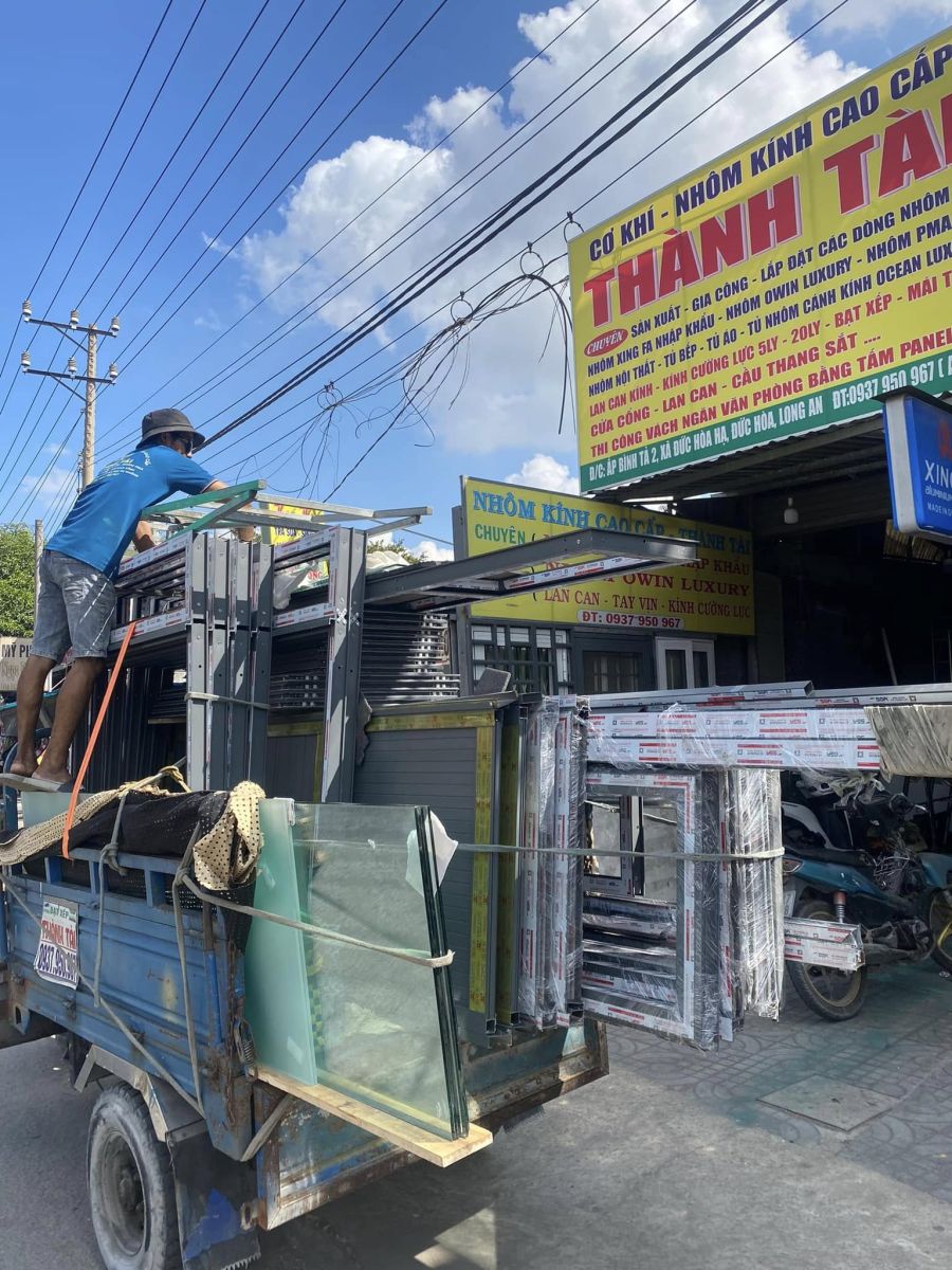 Công Ty Nhôm Kính Uy Tín Tại Long An Nhôm Kính Thành Tài Xe Vận Chuyển Cửa Tận Công Trình