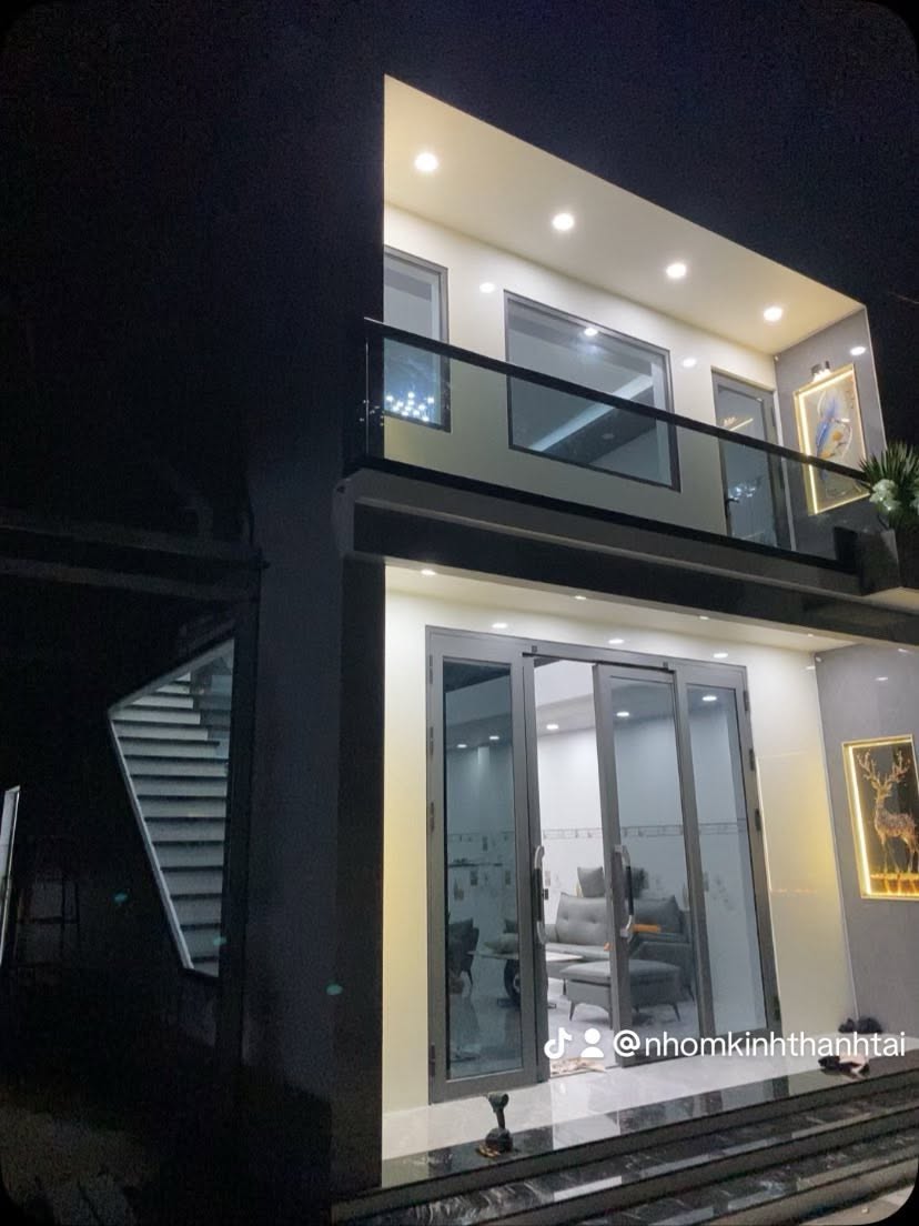 Hoàn Thiện Thi Công Nhôm Kính Giá Rẻ Hóc Môn Nhà Phố Lung Linh Ban Đêm Nhôm Kính Thành Tài