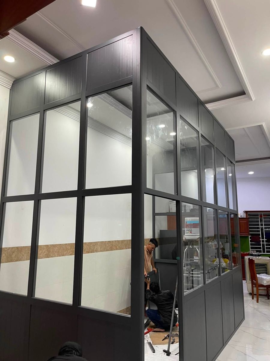 Công Ty Nhôm Kính Uy Tín thi công kính cường lực và vách kính