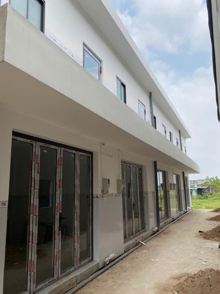 Vách Kính Cường Lực Nội Thất Sang Trọng Thi Công Bởi Nhôm Kính Thành Tài Tại Long An