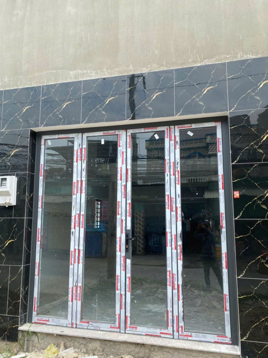 Thi Công Nhôm Kính Giá Rẻ Quận 12 lắp đặt cửa tại công trình