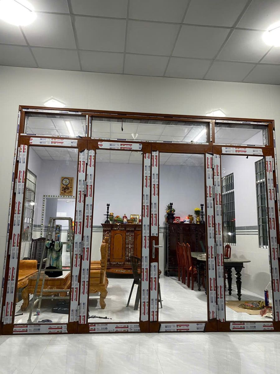 Thi Công Nhôm Kính Trọn Gói Nhôm Kính Thành Tài Bàn Giao Cửa Đi 4 Cánh Xám Xơng