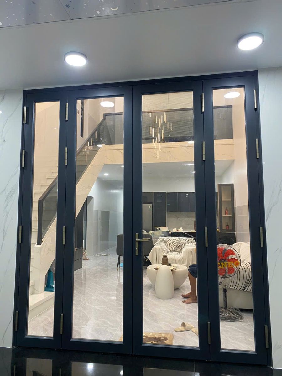Làm Cửa Nhôm Kính bốn cánh kính trong có ô fix phía trên tại Nhôm Kính Thành Tài