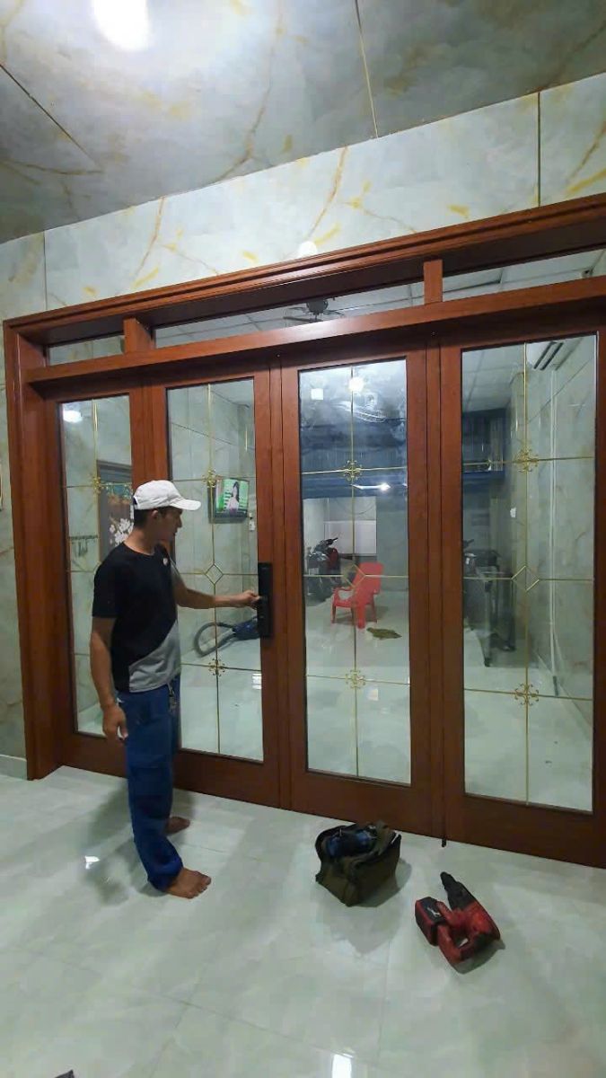 Nhôm Kính Thành Tài kiểm tra hoàn thiện Cửa Nhôm Kính vân gỗ sau thi công
