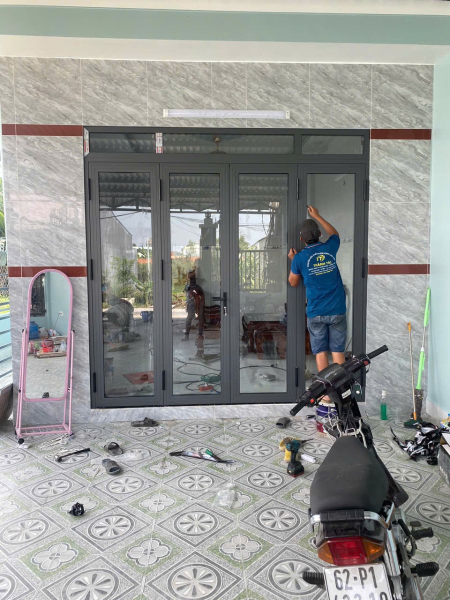 Thi Công Nhôm Kính Trọn Gói Nhôm Kính Thành Tài Thợ Lắp Đặt Cửa Nhôm Căn Chỉnh Bản Lề