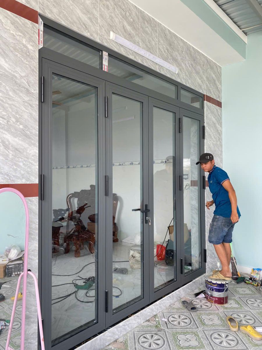 Thi Công Nhôm Kính Trọn Gói Nhôm Kính Thành Tài Thợ Lắp Khóa Tay Gạt Đồng Bộ