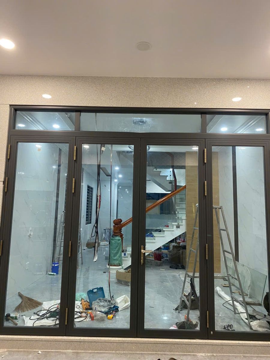 Lắp Đặt Cửa Nhôm Kính Nhôm Kính Thành Tài Lắp Đặt Cửa Nhôm 4 Cánh Kính Trong Cường Lực