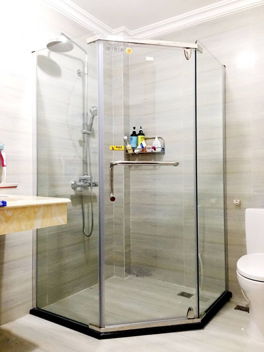 Thi Công Phòng Tắm Kính Nhôm Kính Thành Tài dạng cabin góc vuông phụ kiện inox