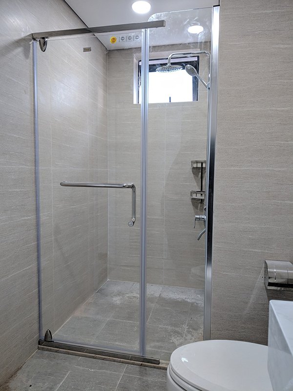 Nhôm Kính Thành Tài thi công Phòng Tắm Kính góc vát và thiết kế khung đen hiện đại