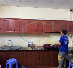 Tủ bếp nhôm màu Vân gỗ đỏ tủ bếp giá thành rẻ độ bền cao k kém phần sang trọng 