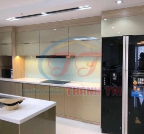 Mẫu tủ bếp nội thất cánh kính cao cấp