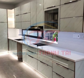 Mẫu tủ bếp nội thất cánh kính họa tiếc vân đá hoa cương
