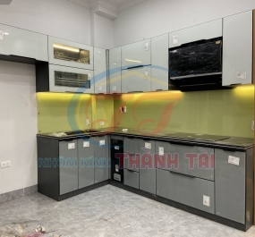 Mẫu tủ bếp nội thất cánh kính đẹp chất lượng