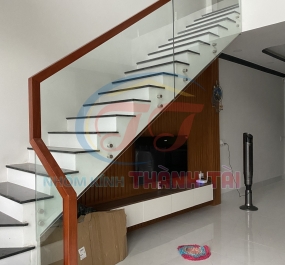 Lan can cầu thang kính cường lực 10mm tay vịn Màu Gỗ Đỏ 
