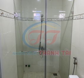 Capin phòng tắm kính lùa 10mm cường lực tạo k gian san trọng và đẳng cấp của khách hàng 