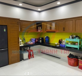Tủ bếp nhôm Trường Thành cao cấp màu Vân gỗ Lim đẹp