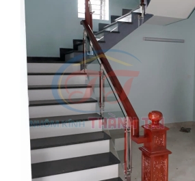 Cầu thang kính cường lực 10mm Trụ Tròn