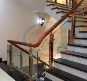Cầu tháng kính cường lực tay Vịn Gỗ
