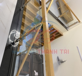 Lan can cầu thang kính cường lực 10mm tay vịn Màu Gỗ Xoài Nga 