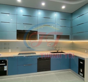 Mẫu tủ bếp nội thất cánh kính đèn led