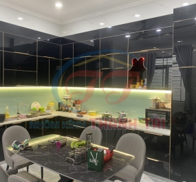 Mẫu tủ bếp nội thất cánh kính màu đen - đèn led