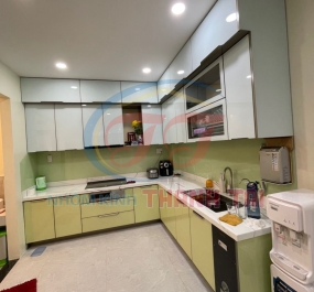 Mẫu tủ bếp nội thất cánh kính đẹp