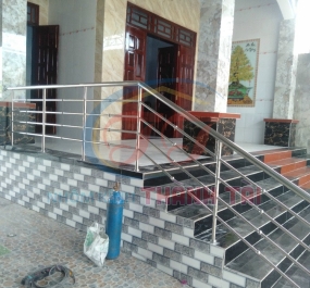 Lan can cầu thang sắt đẹp giá rẻ