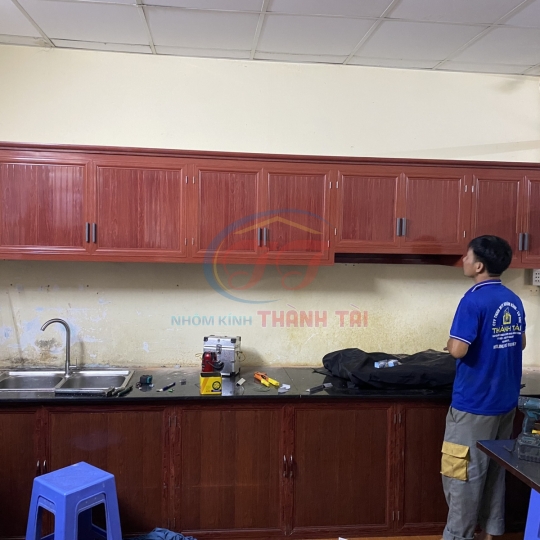 Tủ bếp nhôm màu Vân gỗ đỏ tủ bếp giá thành rẻ độ bền cao k kém phần sang trọng 