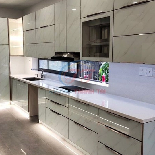 Mẫu tủ bếp nội thất cánh kính họa tiếc vân đá hoa cương