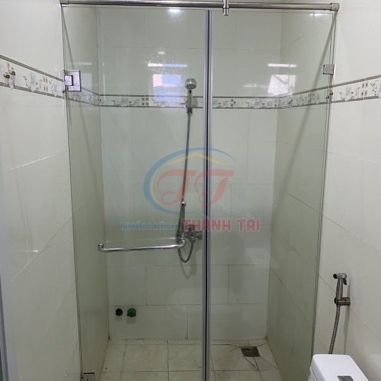 Capin phòng tắm kính lùa 10mm cường lực tạo k gian san trọng và đẳng cấp của khách hàng 