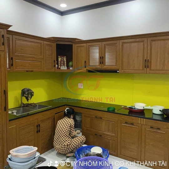 Tủ bếp nhôm Trường Thành cao cấp màu Vân gỗ Lim