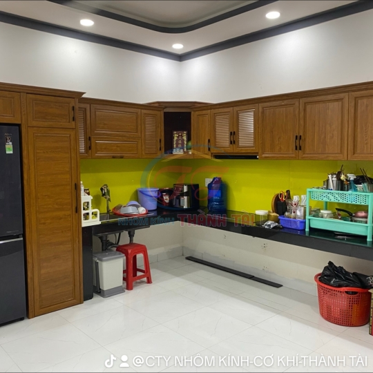 Tủ bếp nhôm Trường Thành cao cấp màu Vân gỗ Lim đẹp