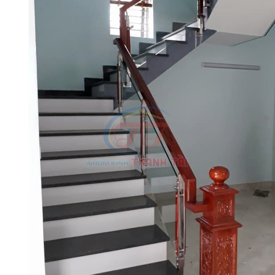Cầu thang kính cường lực 10mm Trụ Tròn