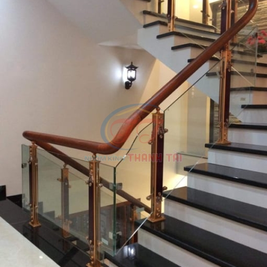 Cầu tháng kính cường lực tay Vịn Gỗ