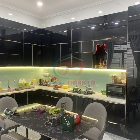 Mẫu tủ bếp nội thất cánh kính màu đen - đèn led
