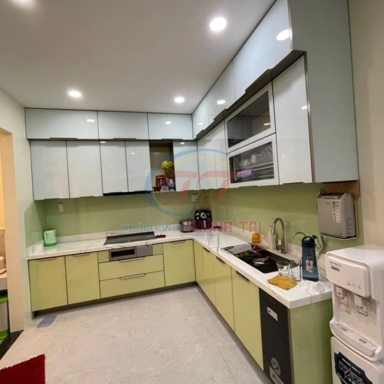 Mẫu tủ bếp nội thất cánh kính đẹp