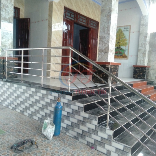 Lan can cầu thang sắt đẹp giá rẻ