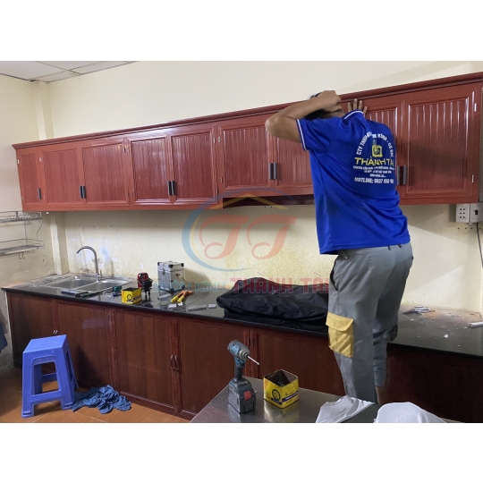 Tủ bếp nhôm màu Vân gỗ đỏ tủ bếp giá thành rẻ độ bền cao k kém phần sang trọng 