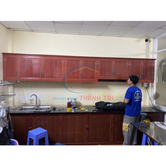 Tủ bếp nhôm màu Vân gỗ đỏ tủ bếp giá thành rẻ độ bền cao k kém phần sang trọng 