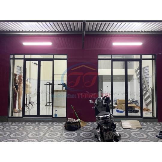 Vách ngăn văn phòng hệ nhôm 700 giá rẻ hạt dẻ cho các ace làm tiệm tóc, tiệm Spa, tiệm nail mới khỏi nghiệp và chuẩn bị khởi nghiệp 