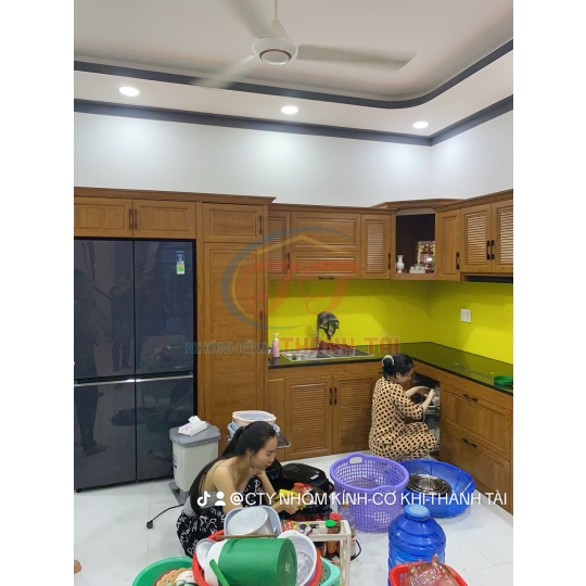 Tủ bếp nhôm Trường Thành cao cấp màu Vân gỗ Lim