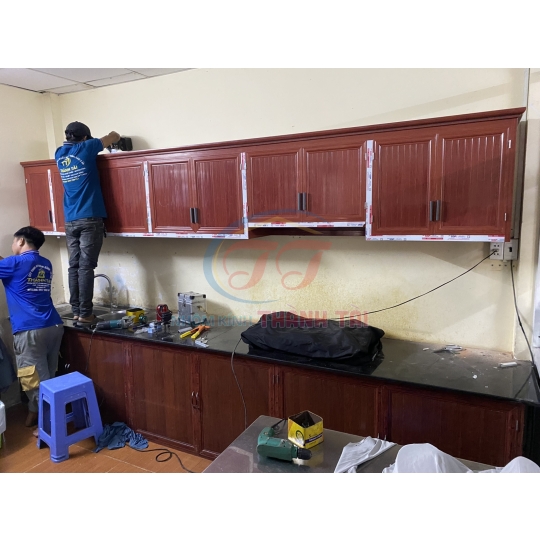 Tủ bếp nhôm màu Vân gỗ đỏ tủ bếp giá thành rẻ độ bền cao k kém phần sang trọng 