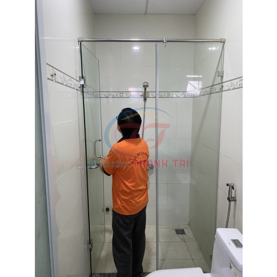 Capin phòng tắm kính lùa 10mm cường lực tạo k gian san trọng và đẳng cấp của khách hàng 